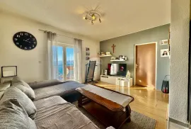 Senj, kuća sa 2 stana + studio apartman, 249 m2, Senj, Maison