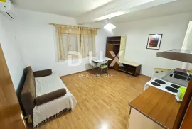 RIJEKA, TRSAT - Garsonijera s terasom, PRILIKA!, Rijeka, Appartment