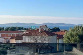 TRIBUNJ, novo,1. kat, 450 m do plaže, pogled na more, terasa 48 m2, garaža, lift, Vodice, Διαμέρισμα