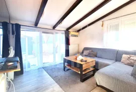 NAMJEŠTEN STAN SA MOGUĆNOŠĆU NADOGRADNJE, Pula, Appartement