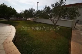 Tribunj apartmanska kuća 548 m2 - TOP PONUDA, Vodice, Дом