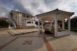 Tribunj apartmanska kuća 548 m2 - TOP PONUDA, Vodice, Дом