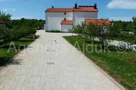 Imotski - Cista Provo vila  sa bazenom 742 m2 - sniženo, Cista Provo, Дом