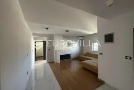 Pula,  Veruda, moderan trosoban stan NKP 95 m2 na idealnoj lokaciji, Pula, Apartamento