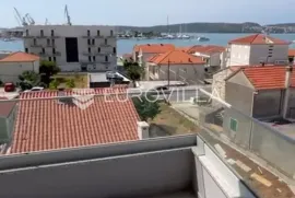 Trogir, Seget Donji, namješten i useljiv dvosoban stan na trećem katu neto korisne površine 71 m2, Seget, Kвартира