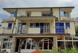 Otok Krk, Malinska, kuća sa apartmanima i ugostiteljskim objektom, Malinska-Dubašnica, Casa