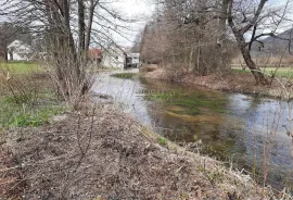 PRODAJE SE GRAĐEVINSKO ZEMLJIŠTE UZ D1 CESTU I LOKALNI POTOK, Plitvička Jezera, Land