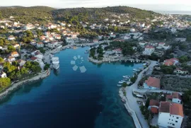 RAŽANJ- VILLA S BAZENOM PRVI RED DO MORA, Rogoznica, بيت