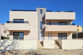 Prizemlje s okućnicom u blizini plaže i centra, Poreč, Wohnung