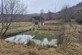 Građevinsko zemljište 1.338m² sa kućicom i jezerom, Sveti Križ Začretje, أرض