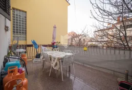 PRILIKA! Apartmanska kuća u Rovinju 600 m od mora, Rovinj, Casa