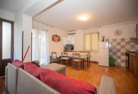 PRILIKA! Apartmanska kuća u Rovinju 600 m od mora, Rovinj, Famiglia