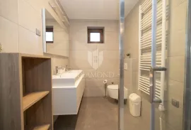 PRILIKA! Apartmanska kuća u Rovinju 600 m od mora, Rovinj, Famiglia