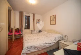 PRILIKA! Apartmanska kuća u Rovinju 600 m od mora, Rovinj, Famiglia