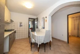 PRILIKA! Apartmanska kuća u Rovinju 600 m od mora, Rovinj, Famiglia