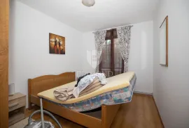 PRILIKA! Apartmanska kuća u Rovinju 600 m od mora, Rovinj, Famiglia