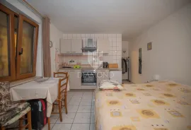 PRILIKA! Apartmanska kuća u Rovinju 600 m od mora, Rovinj, Famiglia