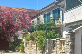 Prodaja, Biograd na Moru, kuća u nizu 60 m2, vrt, 2 etaže, Biograd Na Moru, Casa