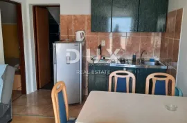 ZADAR, GORNJI KARIN - Katnica s tri apartmana u blizini mora, Obrovac, Casa