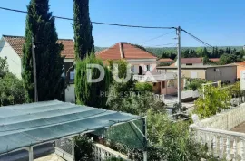 ZADAR, GORNJI KARIN - Katnica s tri apartmana u blizini mora, Obrovac, Casa