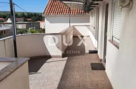 ZADAR, GORNJI KARIN - Katnica s tri apartmana u blizini mora, Obrovac, Casa