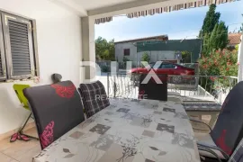 ZADAR, GORNJI KARIN - Katnica s tri apartmana u blizini mora, Obrovac, Casa