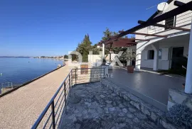 BIOGRAD, SVETI PETAR - Predivna kuća za odmor 1. red do mora, Sveti Filip I Jakov, Дом