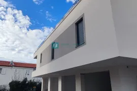 SRIMA, novo, 2. kat, 270 m do plaže, penthouse, terasa 110 m2, garaža, Vodice, شقة