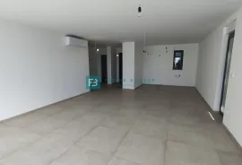 SRIMA, novo, 2. kat, 270 m do plaže, penthouse, terasa 110 m2, garaža, Vodice, شقة