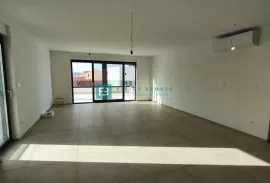 SRIMA, novo, 2. kat, 270 m do plaže, penthouse, terasa 110 m2, garaža, Vodice, شقة