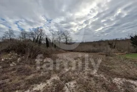 ODLIČNA GRAĐEVINSKA ZEMLJIŠTA SA ISHODOVANOM GRAĐEVINSKOM DOZVOLOM, Kršan, Terrain