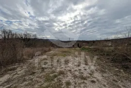 ODLIČNA GRAĐEVINSKA ZEMLJIŠTA SA ISHODOVANOM GRAĐEVINSKOM DOZVOLOM, Kršan, Terrain