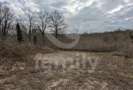 ODLIČNA GRAĐEVINSKA ZEMLJIŠTA SA ISHODOVANOM GRAĐEVINSKOM DOZVOLOM, Kršan, Terrain