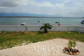 APARTMANSKA KUĆA 5m OD PLAŽE, Vir, Дом