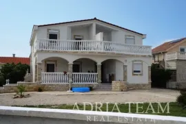 APARTMANSKA KUĆA 5m OD PLAŽE, Vir, Дом