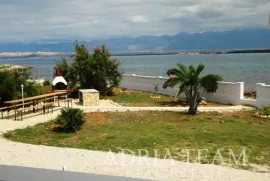 APARTMANSKA KUĆA 5m OD PLAŽE, Vir, Дом