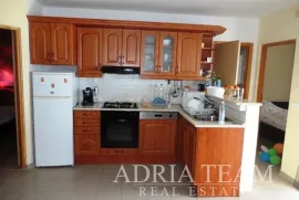 APARTMANSKA KUĆA 5m OD PLAŽE, Vir, Дом