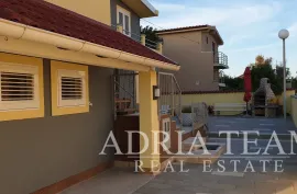 APARTMANSKA KUĆA U 1.REDU DO MORA, Nin, بيت