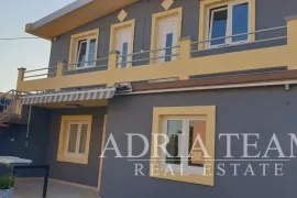 APARTMANSKA KUĆA U 1.REDU DO MORA, Nin, بيت