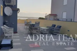 APARTMANSKA KUĆA U 1.REDU DO MORA, Nin, بيت