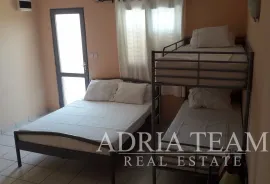 APARTMANSKA KUĆA U 1.REDU DO MORA, Nin, بيت