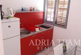 APARTMANSKA KUĆA U 1.REDU DO MORA, Nin, بيت