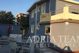 APARTMANSKA KUĆA U 1.REDU DO MORA, Nin, بيت