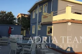 APARTMANSKA KUĆA U 1.REDU DO MORA, Nin, بيت