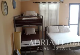 APARTMANSKA KUĆA U 1.REDU DO MORA, Nin, بيت