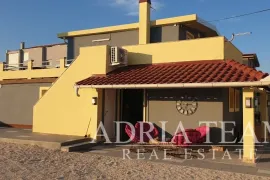 APARTMANSKA KUĆA U 1.REDU DO MORA, Nin, بيت