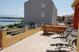 APARTMANSKA KUĆA U 1.REDU DO MORA, Nin, بيت