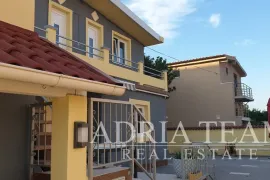 APARTMANSKA KUĆA U 1.REDU DO MORA, Nin, بيت