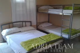 APARTMANSKA KUĆA U 1.REDU DO MORA, Nin, بيت