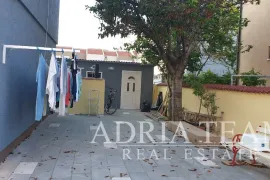 APARTMANSKA KUĆA U 1.REDU DO MORA, Nin, بيت